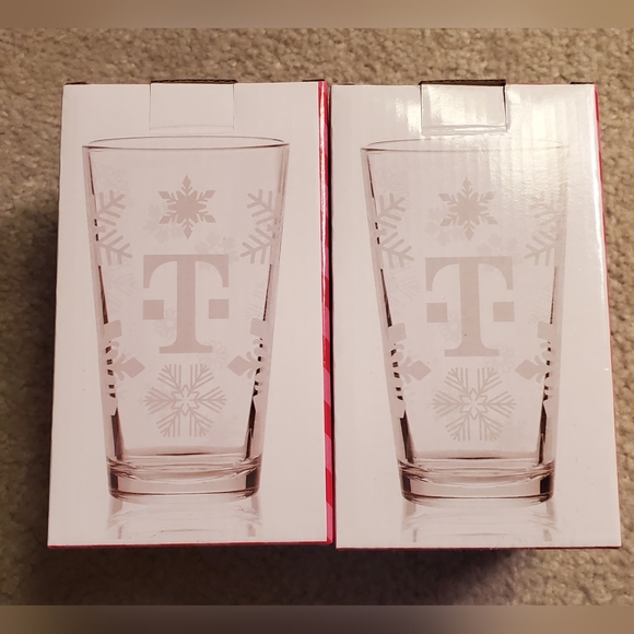 NEW T-Mobile Set of 2 Holiday Snowflake Winter Scene Pint Glass Tumblers NIB - Picture 10 of 16